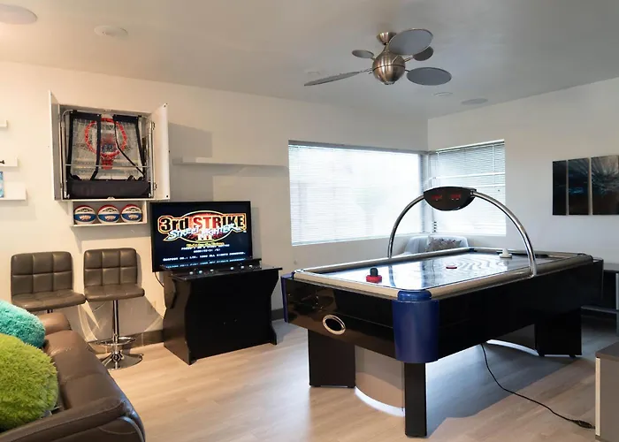 Close To Golf Nightlife And Hiking Game Holiday home